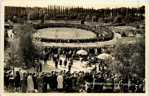 Berlin-Charlottenburg - Sommerblumen am Funkturm 1942 -320424