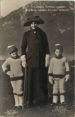 Undere Kronprinzessin mit ihren beiden ältesten Söhnen -284692