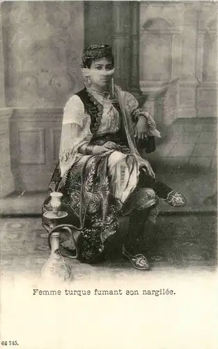 Egypt - Femme turque fumant son nargilee -288304