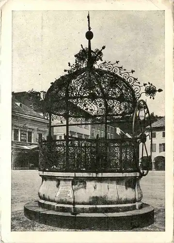 Bruck a.d. Mur - Altertümlicher Brunnen auf dem Hauptplatz -325412