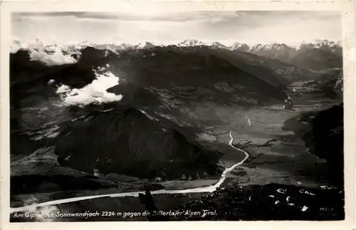 Am Gipfel des Sonnwendjoch gegen die Zillertaler Alpen -326224