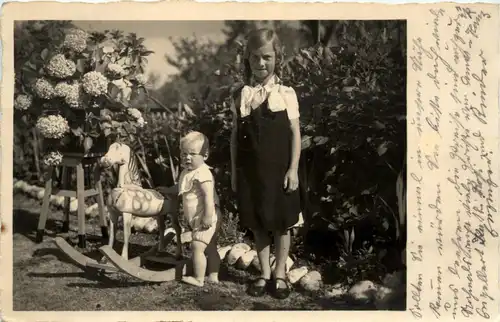 Kind mit Schaukelpferd -280556