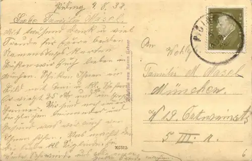 Kind mit Schaukelpferd -280556