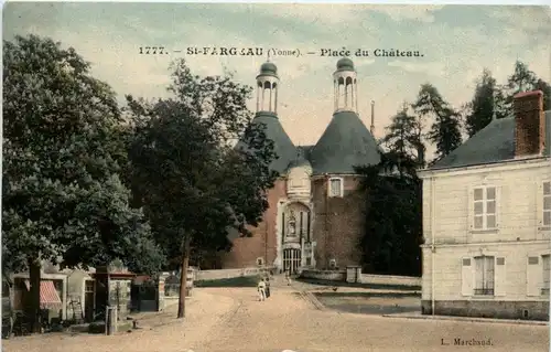 St. Fargeau - Place du Chateau -293434