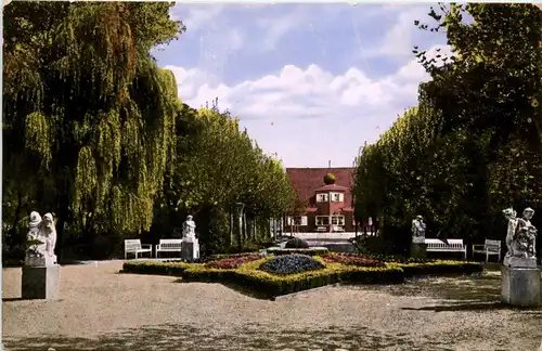 Ludwigshafen - Ebertpark mit Pfälzer Weinhaus -292840