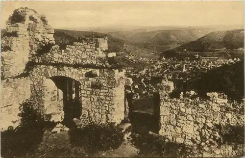 Urach - Ruine mit blick über die Stadt -298130