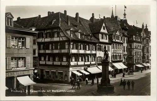 Freiburg i.Br./Baden-Württemberg - Kaiserstrasse mit Bertholdsbrunnen -328840