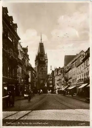 Freiburg i. Br. - Kaiserstrasse mit Martinstor -328362