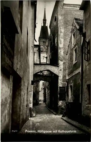 Passau/Bayern - Höllgasse mit Rathausturm -329592