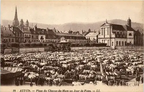 Autun - Place du Champ de Mars un Jour de Foire -282306