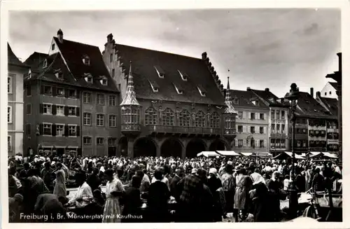 Freiburg i.Br./Baden-Württemberg - Münsterplatz mit Kaufhaus -328994