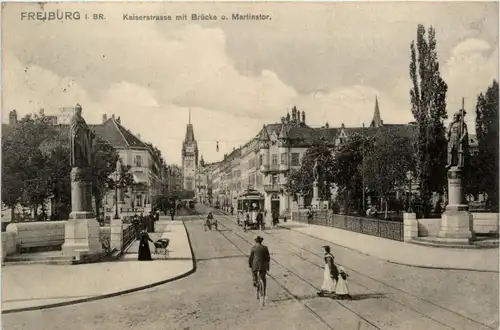 Freiburg i. Br - Kaiserstrasse mit Brücke und Martinstor -329808