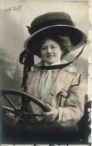 Frau mit Hut im Auto -405136