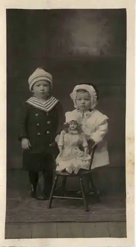 Kinder mit Puppe -405382