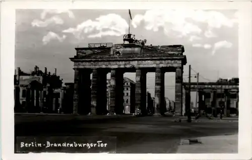 Berlin - Brandenburger Tor nach dem Krieg -406868