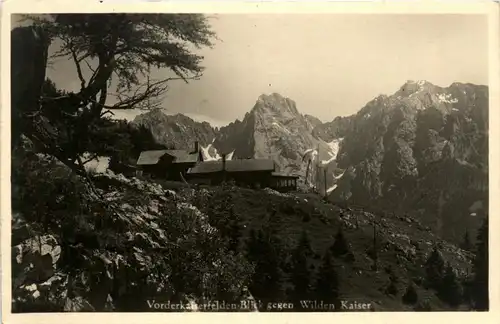 Hütte Vorderkaiserfeldn gegen wildem Kaiser -329324