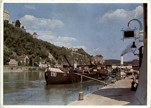 Passau/Bayern - Sonntagsruhe mi Donau-hafen -329438