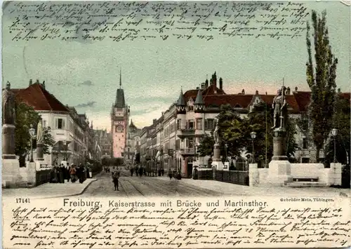 Freiburg i. Br. - Kaiserstrasse mit Brücke und Martinstor -329070