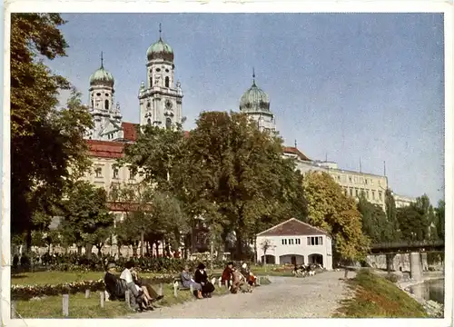 Passau/Bayern - Dom mit Promenade -329436