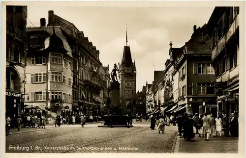 Freiburg i. Br. - Kaiserstrasse mit Bertholdsbrunnen und Martinstor -329130