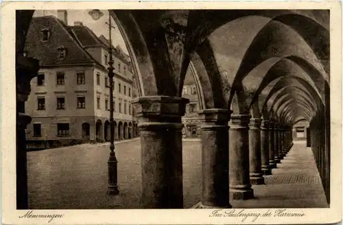 Bayern/Allgäu - Memmingen, Am Säulengang der Harmonie -333940