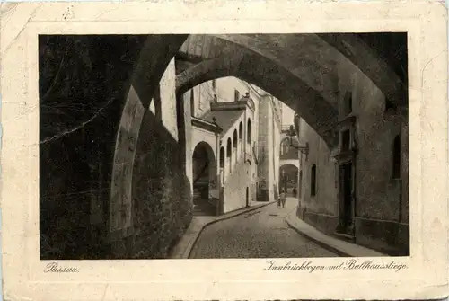 Passau, Bayern - Innbrückbogen mit Ballhausstiege -327942