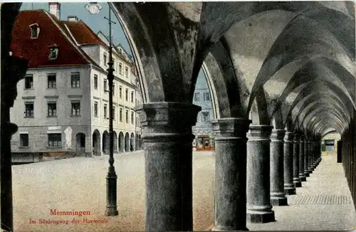 Bayern/Allgäu - Memmingen, Im Säulengang der Harmonie -333970