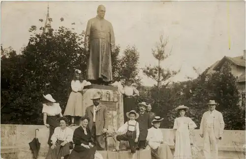 Bayern/Bad Wörishofen - Gruppenfoto mit Kneippdenkmal -335072