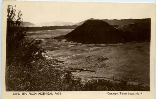 Sand sea from Moengal Pass -407280