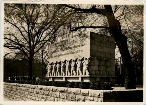 Hamburg, Stephansplatz, Innschrift des 76er Denkmals -319196