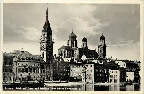 Passau, Bayern - Blick auf Dom und Rathaus vom linken Donauufer aus -327912