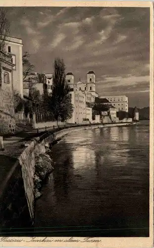 Passau, Bayern - Innkai mit altem Turm -327876