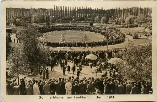 Berlin-Charlottenburg - Sommerblumen am Funkturm Berlin 1944 -320402