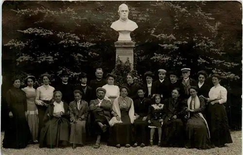 Bad Wörishofen/Bayern/Schwaben/Unterallgäu - Gruppenfoto vor Kneippdenkmal -337712