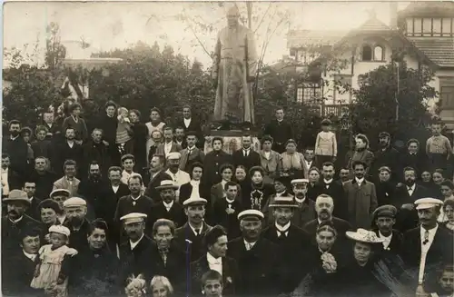 Bad Wörishofen/Bayern/Schwaben/Unterallgäu - Gruppenfoto vor dem Kneippdenkmal -337732