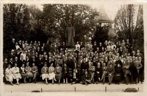 Bad Wörishofen/Bayern/Schwaben/Unterallgäu - Gruppenfoto vor Kneippdenkmal -337832