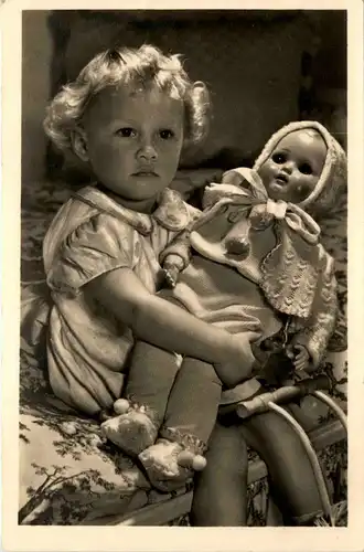 Kind mit Puppe -409990