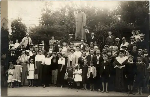 Bad Wörishofen/Bayern/Schwaben/Unterallgäu - Gruppenfoto vor Kneippdenkmal -337840