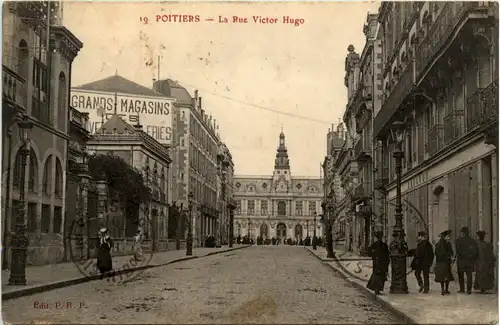 Poitiers - La Rue Victor Hugo -410990