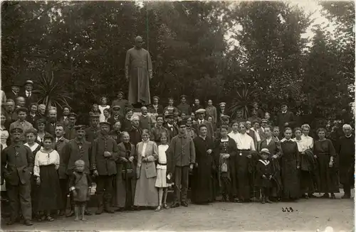 Bad Wörishofen/Bayern/Schwaben/Unterallgäu - Gruppenfoto vor Kneippdenkmal -337856