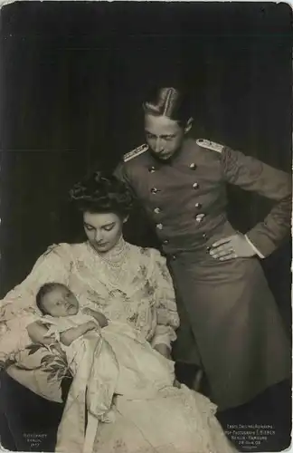 Das Kronprinzenpaar mit Baby -411692