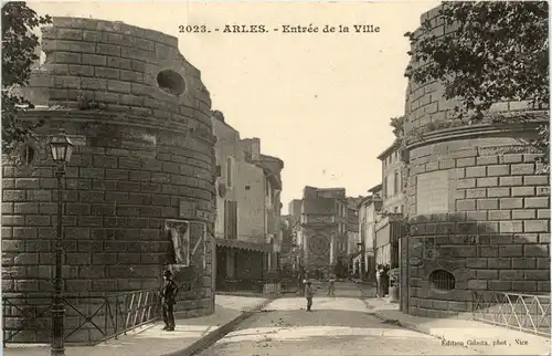 Arles - Entree de la ville -410742
