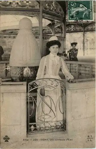 Vichy - une donneuse d Eau - Allier - 03 -411598