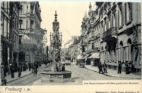 Freiburg i.Br. - die Kaiserstrasse mit dem gotischen Brunnen -338962