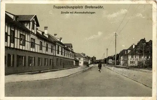 Truppenübungsplatz, Strasse mit Mannschaftslager -339910