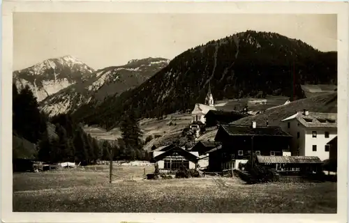 Osttirol, Kals, Glocknerwirt und Pfarrkirche -350842