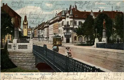 Freiburg i.Br., Kaiserstrasse mit Martinstor -340392