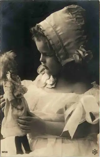 Kind mit Puppe -70434