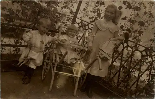 Kind mit Spielzeug -422558