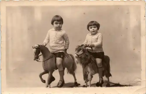 Kinder mit Spielzeug -422622